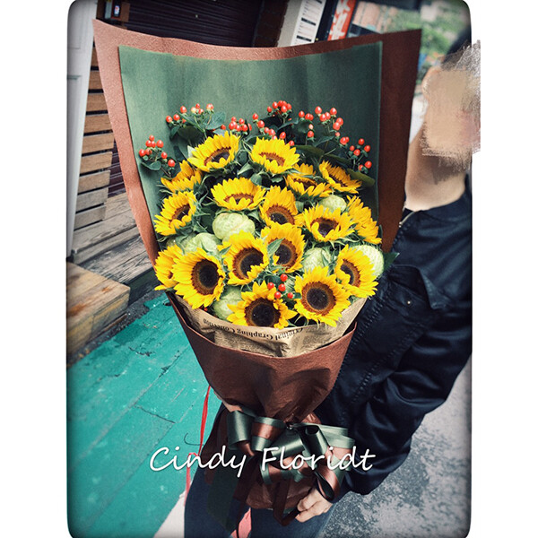 向日葵花束畢業季節畢業花束旅程的開始鳳凰花開的日子是另一個開始 仙蒂花坊 向日葵花束畢業季節畢業花束旅程的開始鳳凰花開的日子是另一個開始 仙蒂花坊