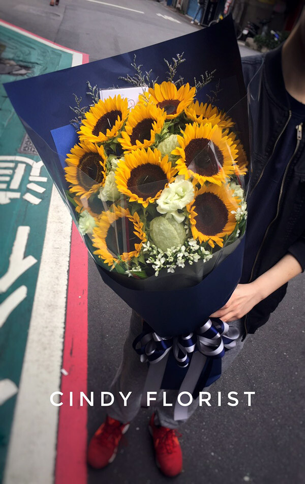 向日葵花束藍色精靈畢業花束喜歡向日葵畢業花束喜歡向日葵 仙蒂花坊 向日葵花束藍色精靈畢業花束喜歡向日葵畢業花束喜歡向日葵 仙蒂花坊
